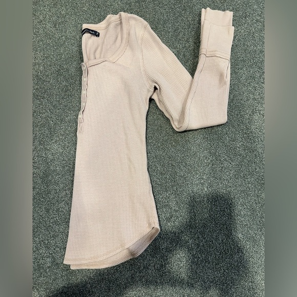 Abercrombie and Fitch Long Sleeve - Picture 2 of 3
